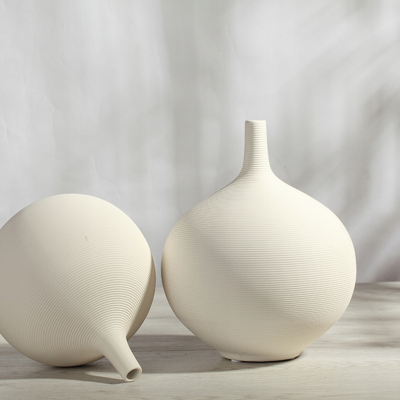 keramicka_ovalna_vaza_na_kvety_biela_24cm_b